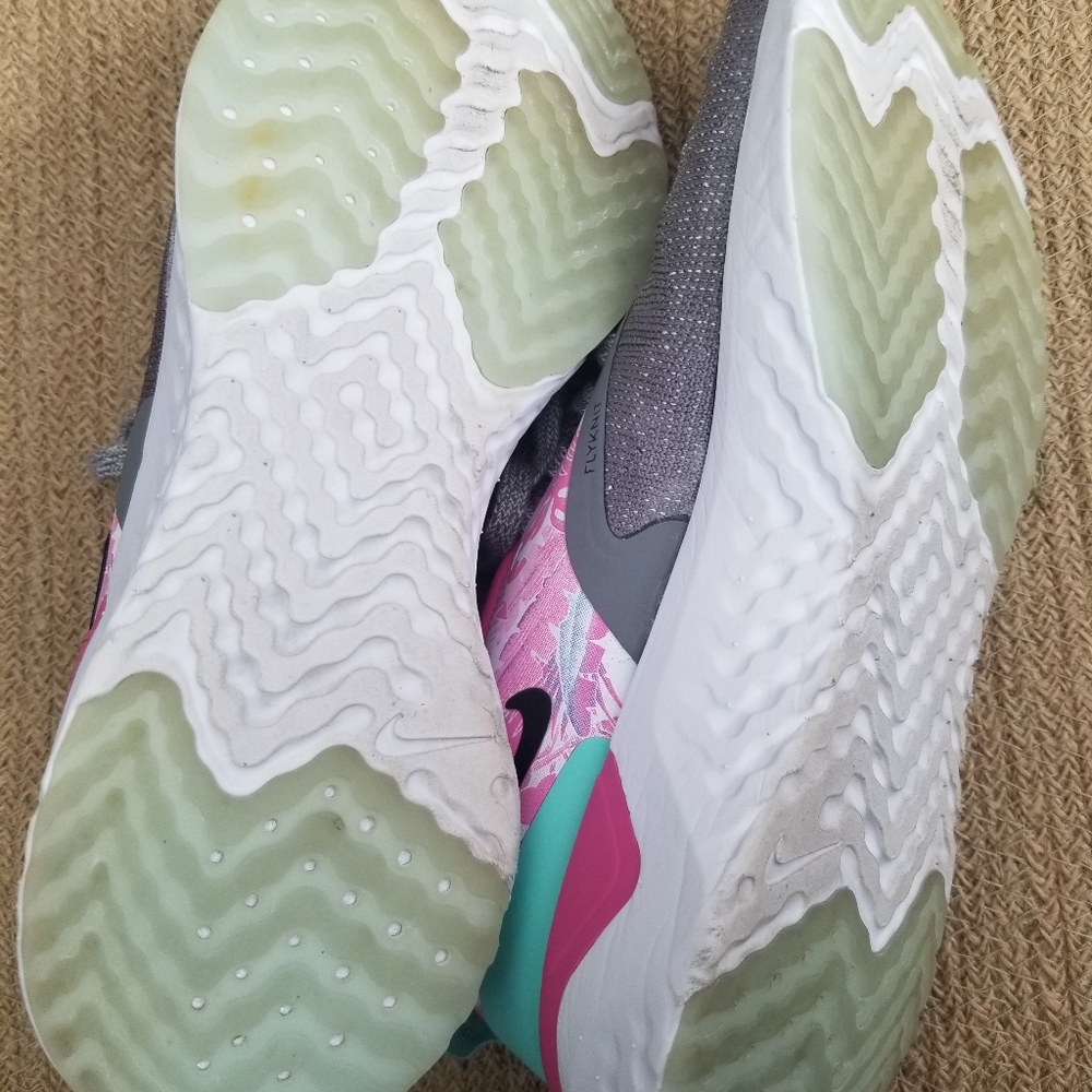 Euc- Nike Flyknit Odyssey React Running Sneakers - image 6